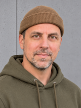 ESSENTIALS Fisherman Beanie Biscuit – Mütze getragen von Olli, Kopf-Schulter-Nahaufnahme #color_biscuit