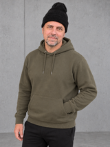 ESSENTIALS Long Beanie in Black – Frontansicht, getragen von Olli mit Khaki-Hoodie #color_black