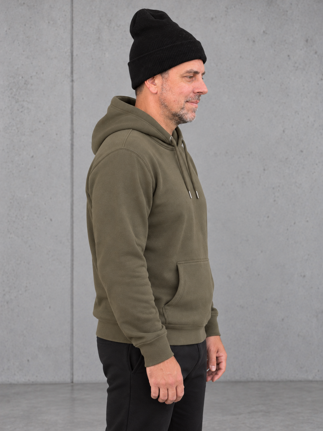 ESSENTIALS Long Beanie in Black – Seitenansicht, getragen von Olli mit Khaki-Hoodie #color_black