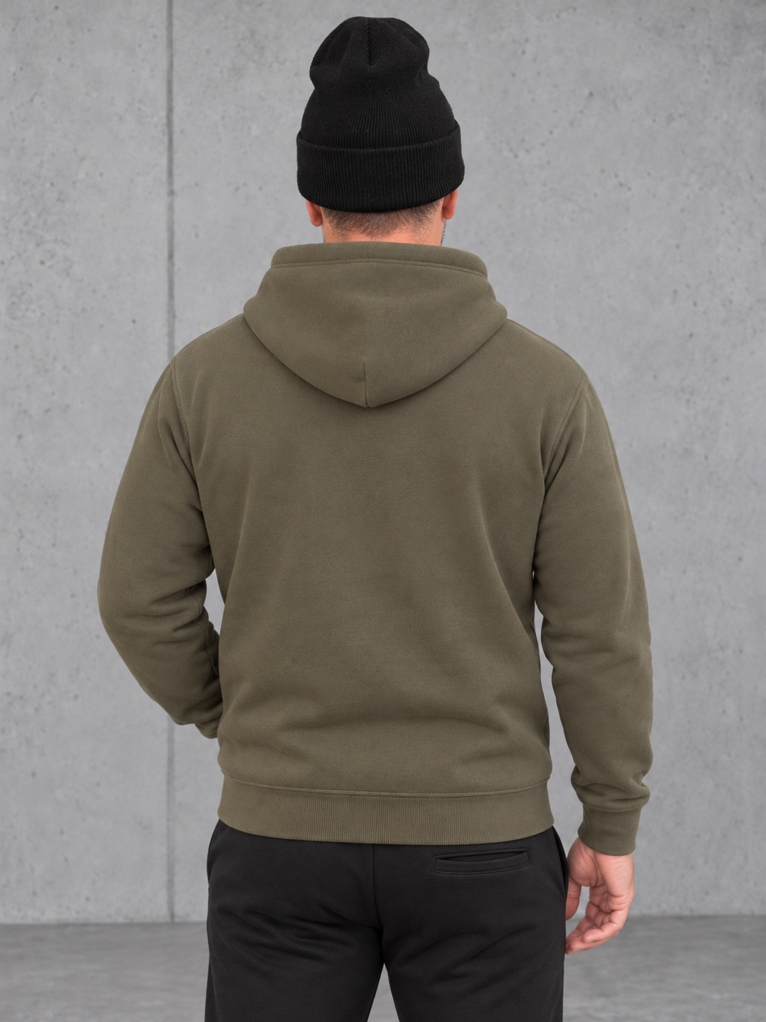 ESSENTIALS Long Beanie in Black – Rückenansicht, getragen von Olli mit Khaki-Hoodie #color_black