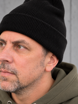 ESSENTIALS Long Beanie in Black – Strickdetail, getragen von Olli mit Khaki-Hoodie #color_black