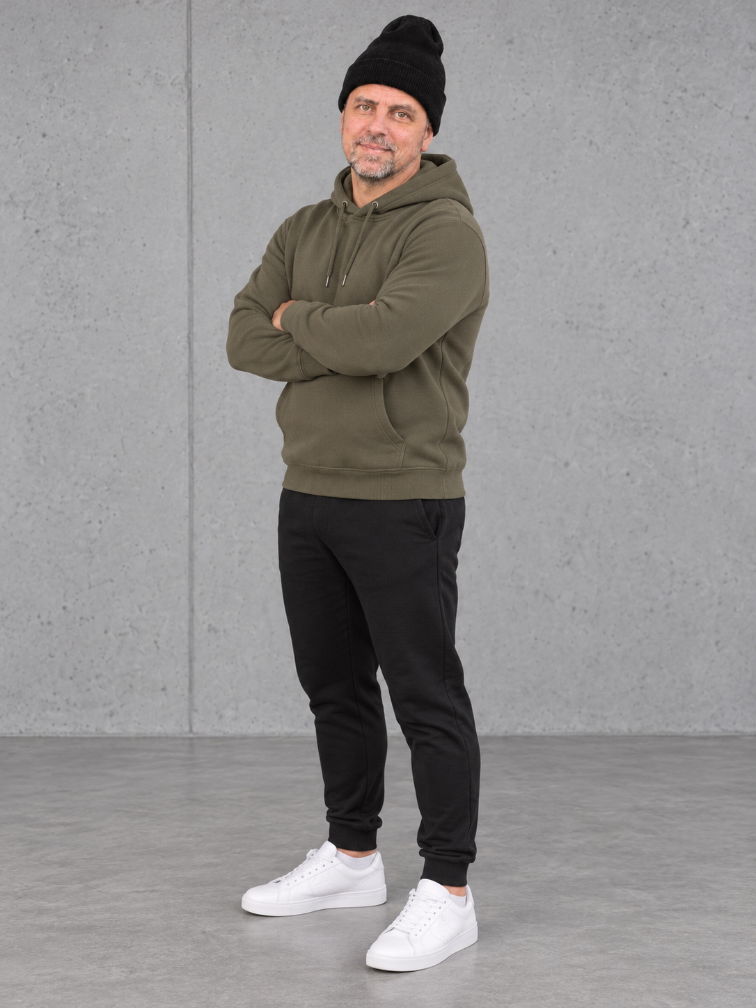 ESSENTIALS Long Beanie in Black – Ganzkörper seitlich, getragen von Olli mit Khaki-Hoodie