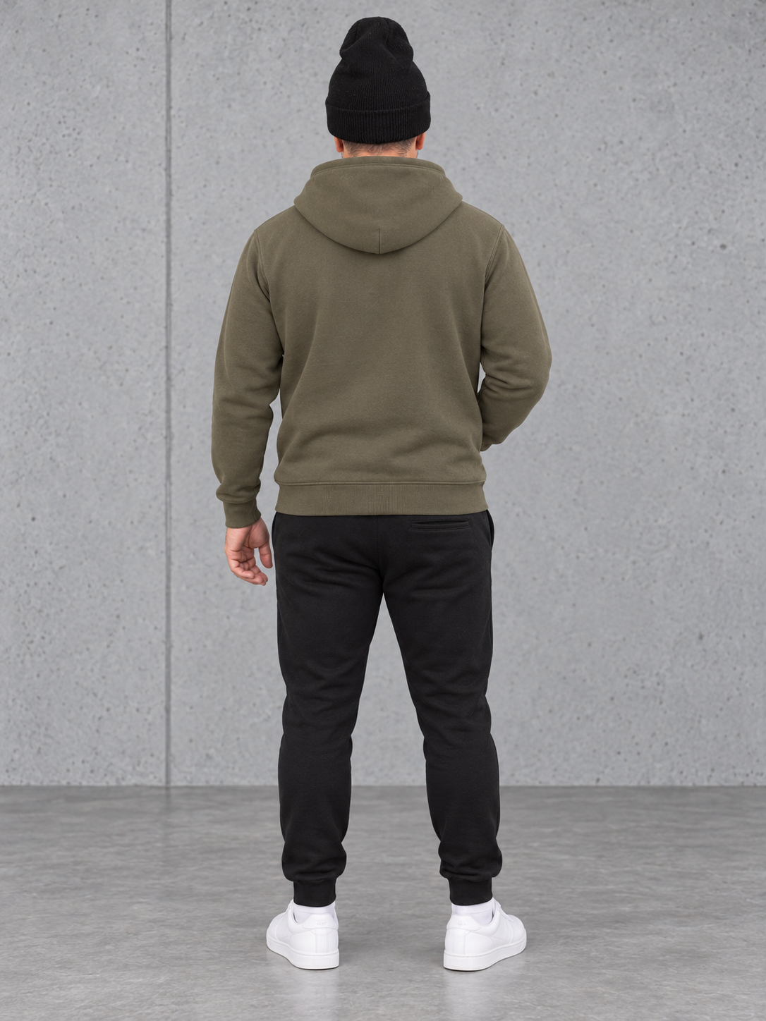 ESSENTIALS Long Beanie in Black – Ganzkörper hinten, getragen von Olli mit Khaki-Hoodie