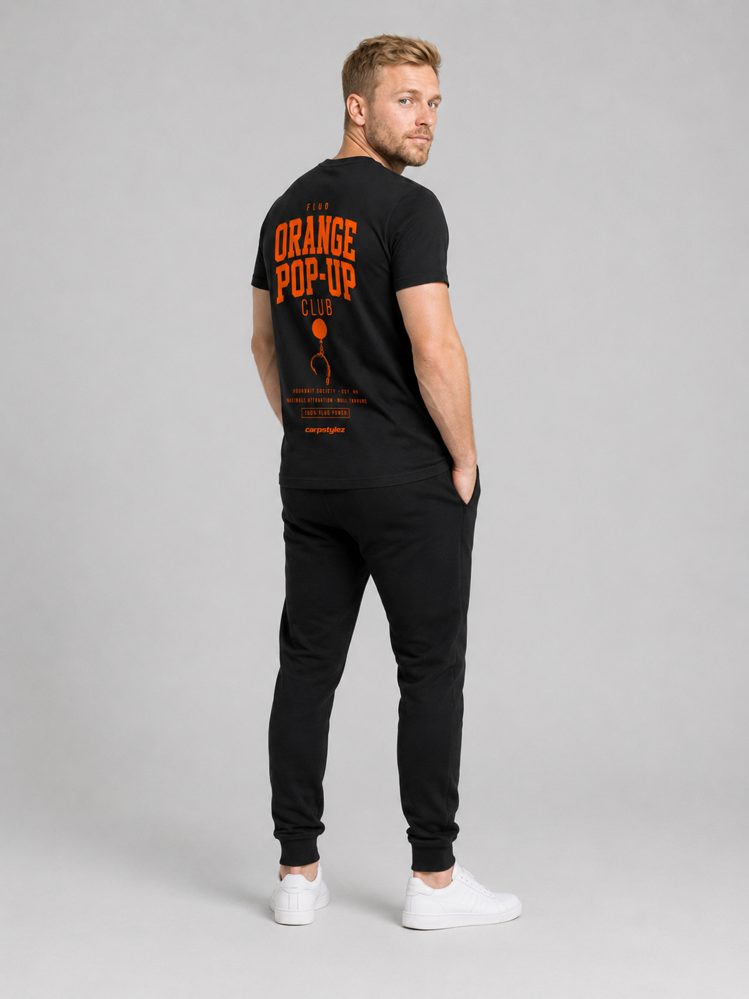 carpstylez FLUO ORANGE POP-UP Club Shirt schwarz – getragen, Ganzkörper Rückseite