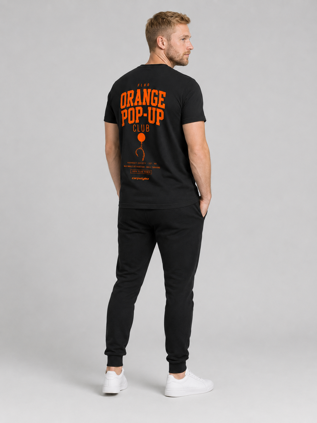 carpstylez FLUO ORANGE POP-UP Club Shirt schwarz – getragen, Ganzkörper Rückseite