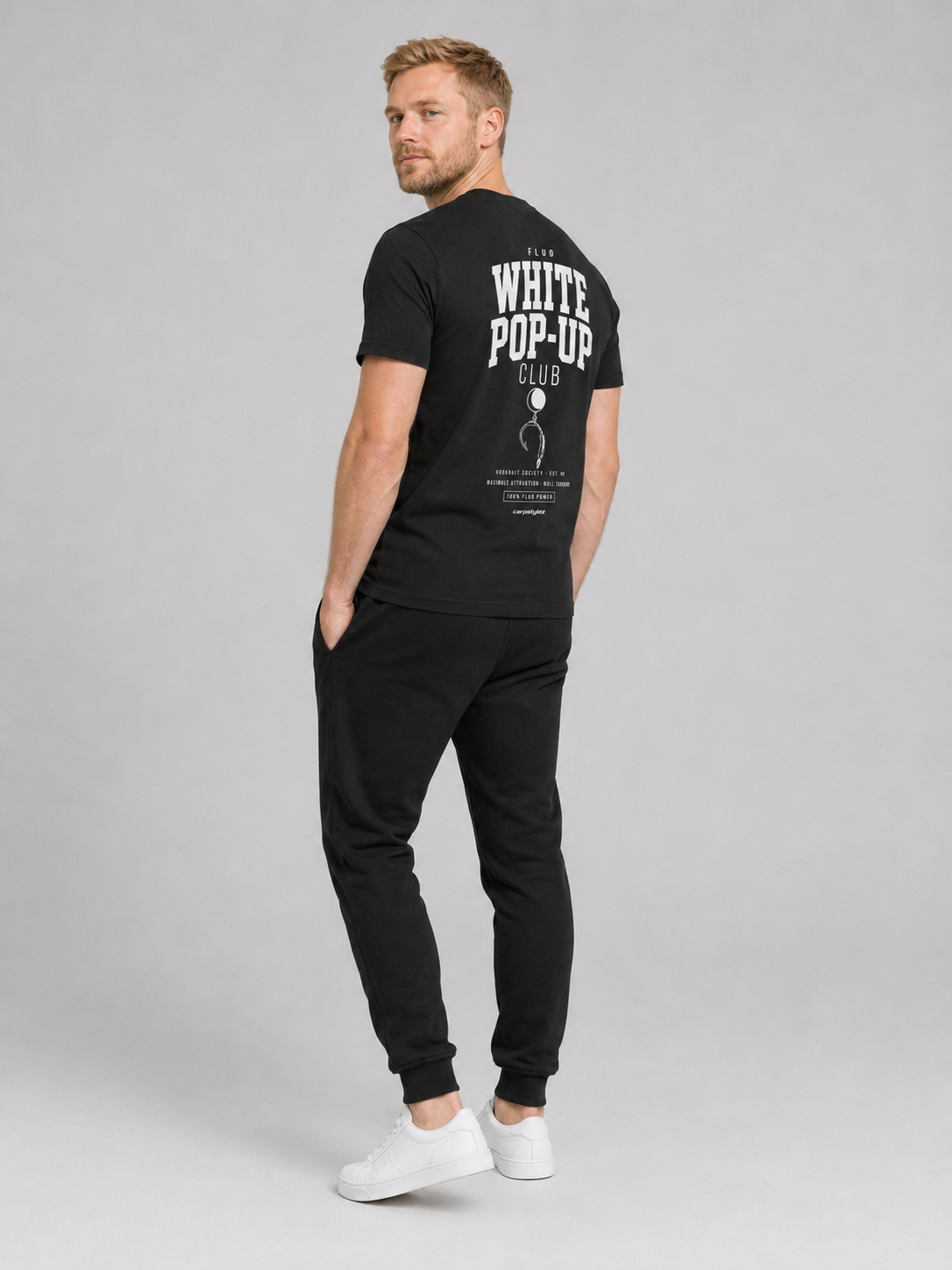 carpstylez FLUO WHITE POP-UP Club Shirt schwarz – getragen, Ganzkörper Rückseite