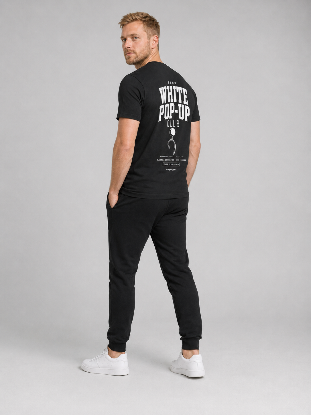 carpstylez FLUO WHITE POP-UP Club Shirt schwarz – getragen, Ganzkörper Rückseite