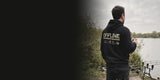 Karpfenangler am See im schwarzen OFFLINE Hoodie mit Camo-Rückenprint – carpstylez