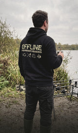 Karpfenangler am See im schwarzen OFFLINE Hoodie mit Camo-Rückenprint – carpstylez