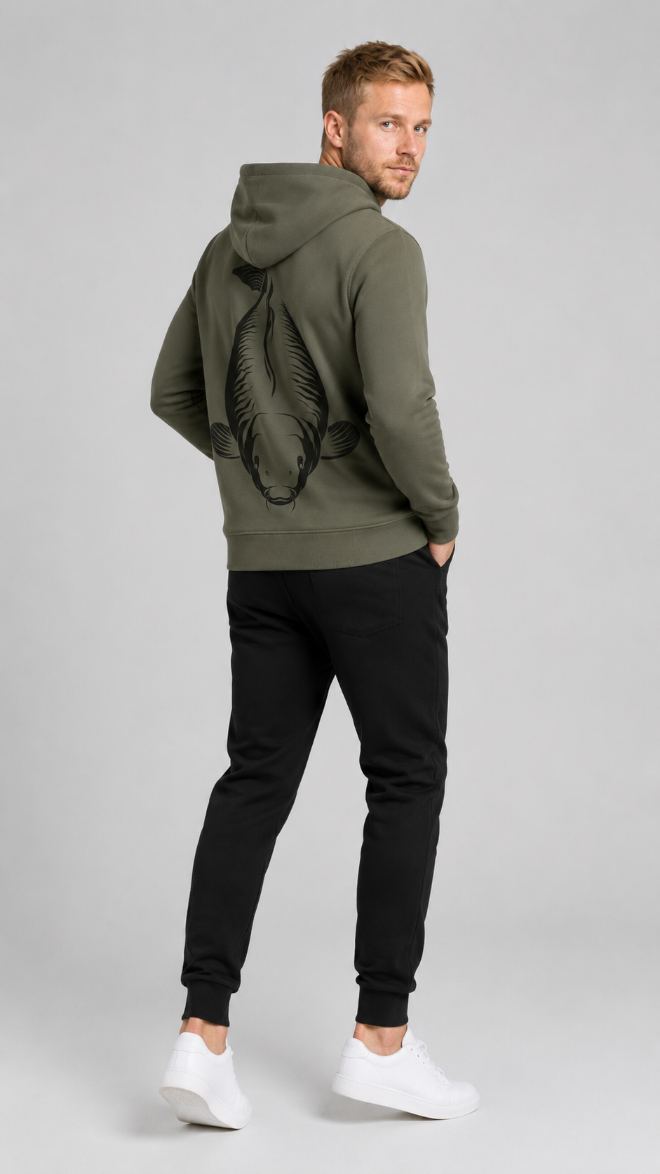 carpstylez KING CARP Hoodie – Studio Mock Fullbody, Karpfen-Streetwear