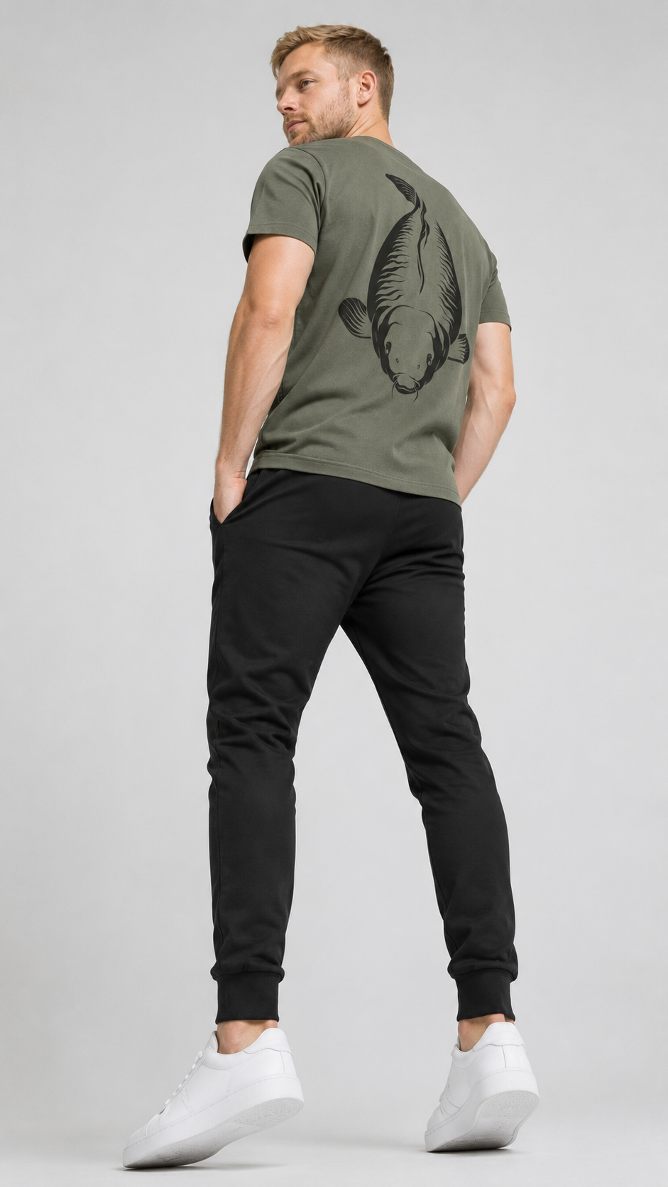 carpstylez KING CARP Shirt – Studio Mock Fullbody, Karpfen-Streetwear