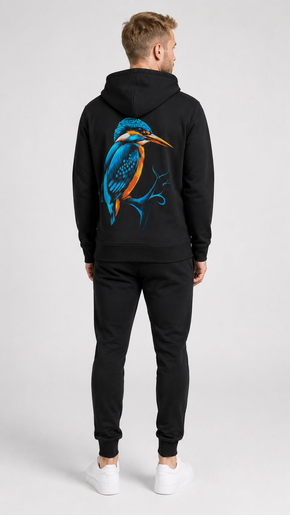 carpstylez KINGFISHER VIBES Hoodie – Studio Mock Fullbody, Karpfen-Streetwear