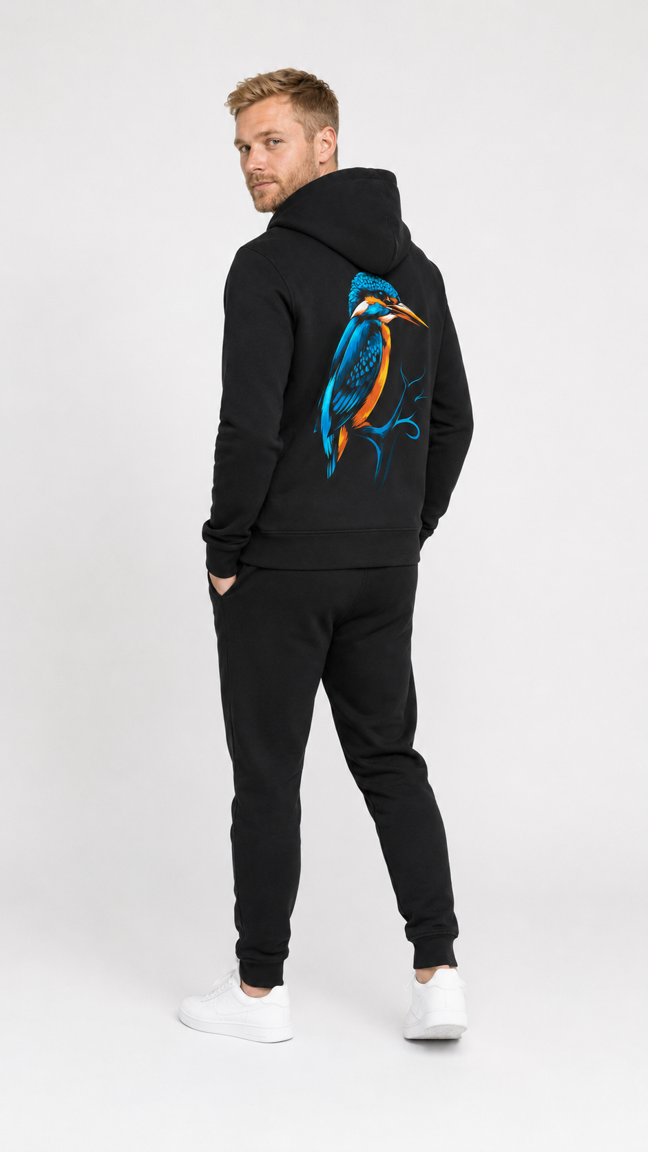 carpstylez KINGFISHER VIBES Hoodie – Studio Mock Fullbody, Karpfen-Streetwear