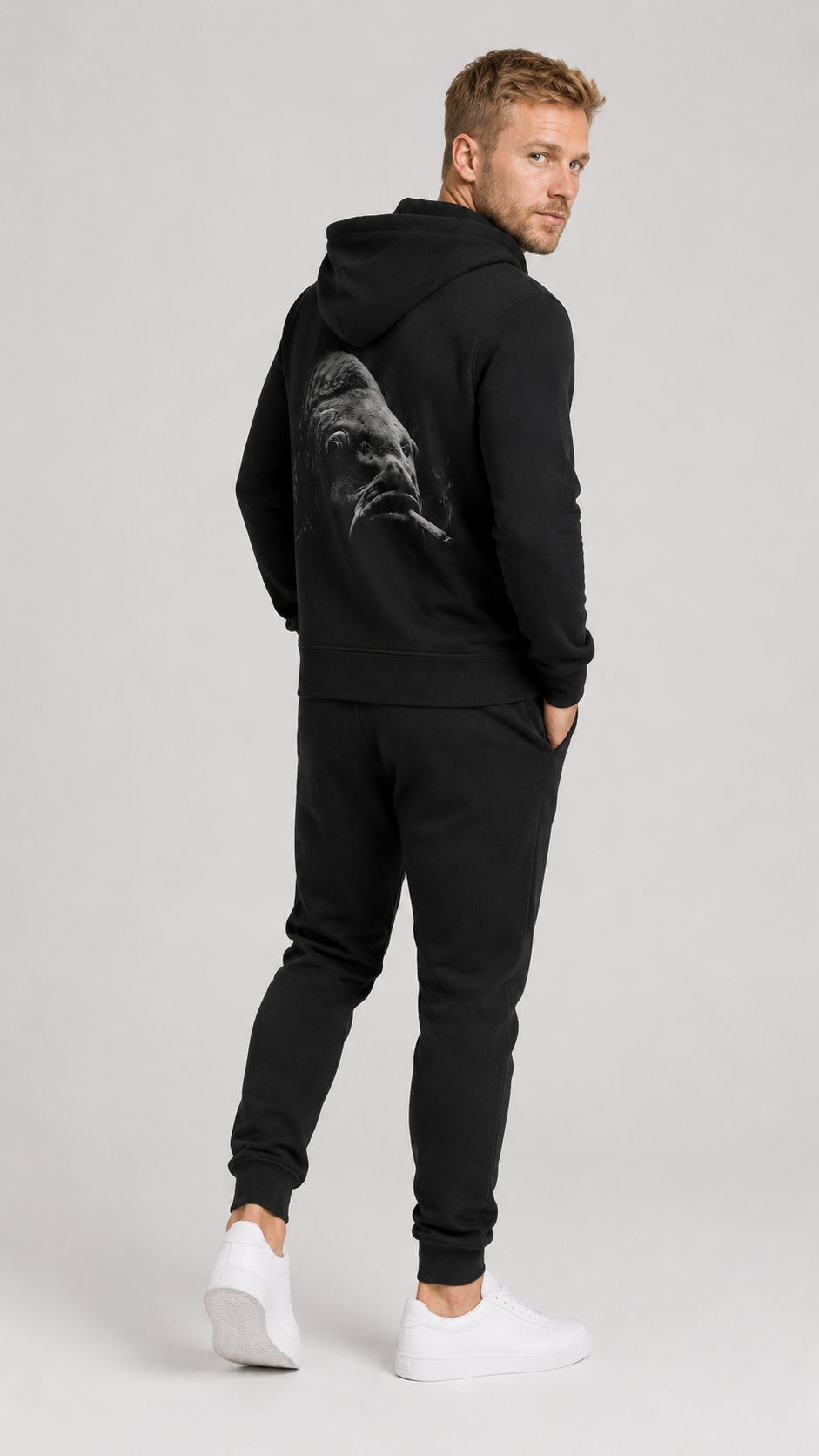 carpstylez SILT & SMOKE CARP Hoodie – Studio Mock Fullbody, Karpfen-Streetwear