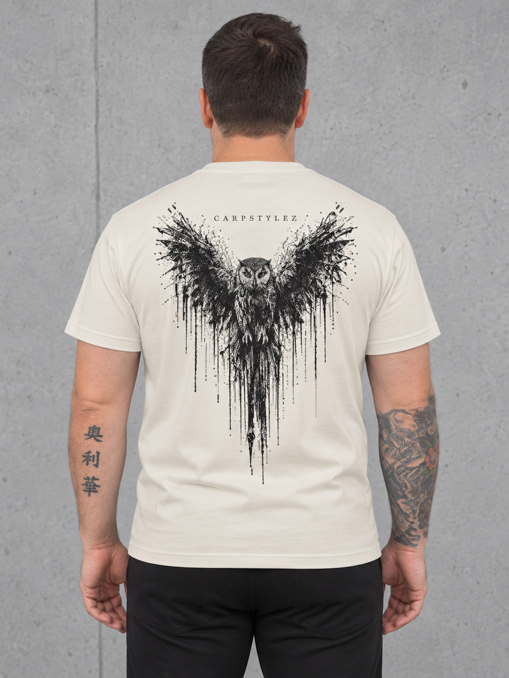 carpstylez THE OWL Shirt Ivory – Backprint getragen, Karpfen-Streetwear _var_ivory #farbe_ivory