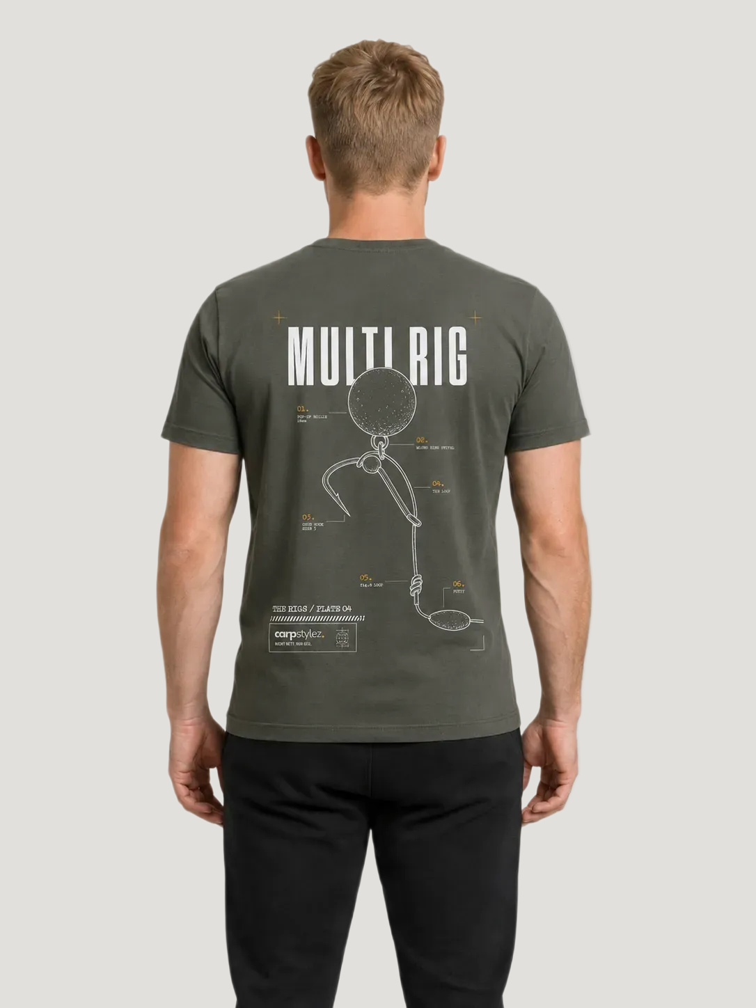 carpstylez THE RIGS Multi Rig Shirt Organic Khaki – Trageansicht 1, Karpfen-Streetwear _var_organic-khaki #farbe_organic khaki