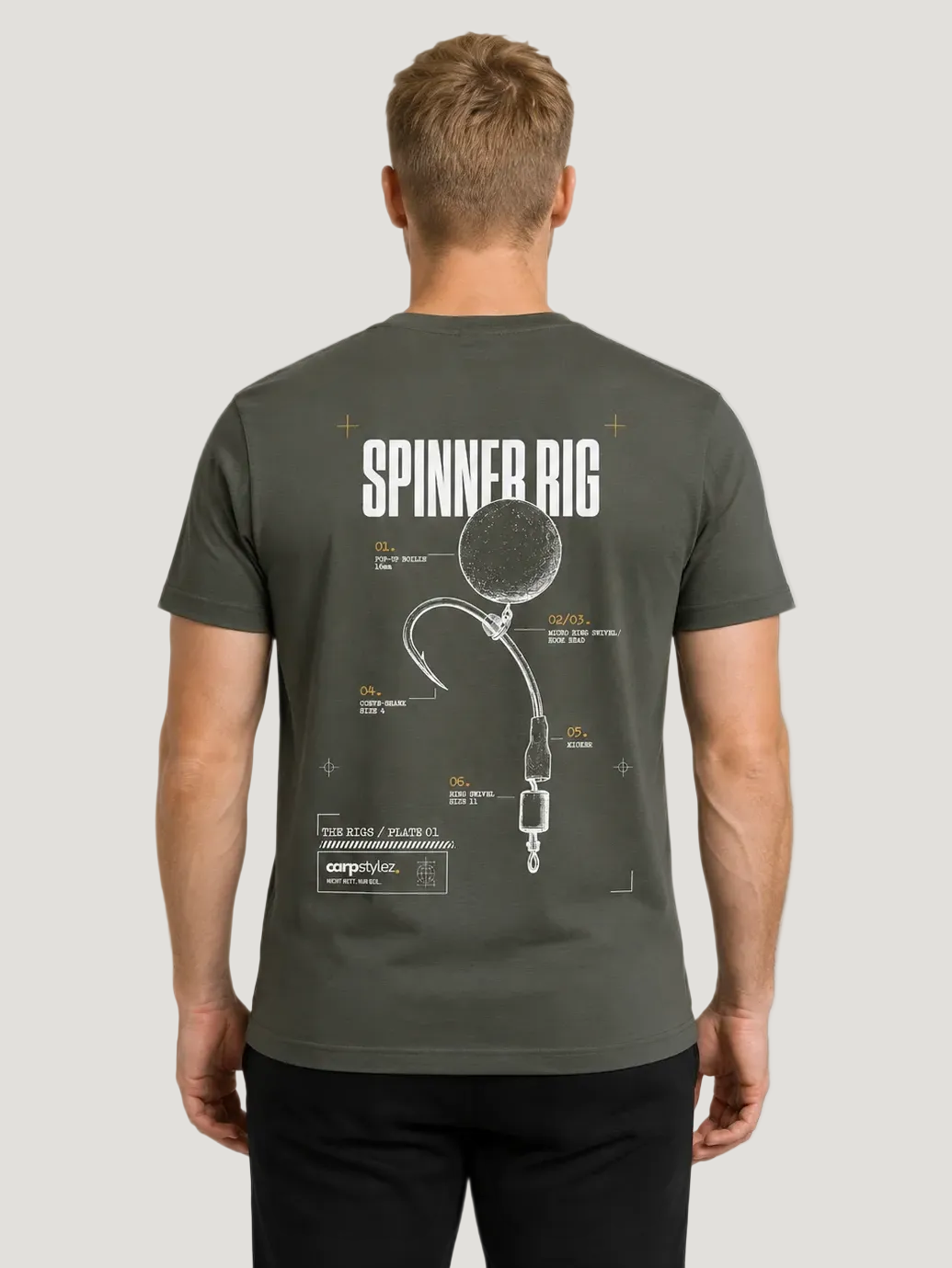 carpstylez THE RIGS Spinner Rig Shirt Organic Khaki – Trageansicht 1, Karpfen-Streetwear _var_organic-khaki #farbe_organic khaki