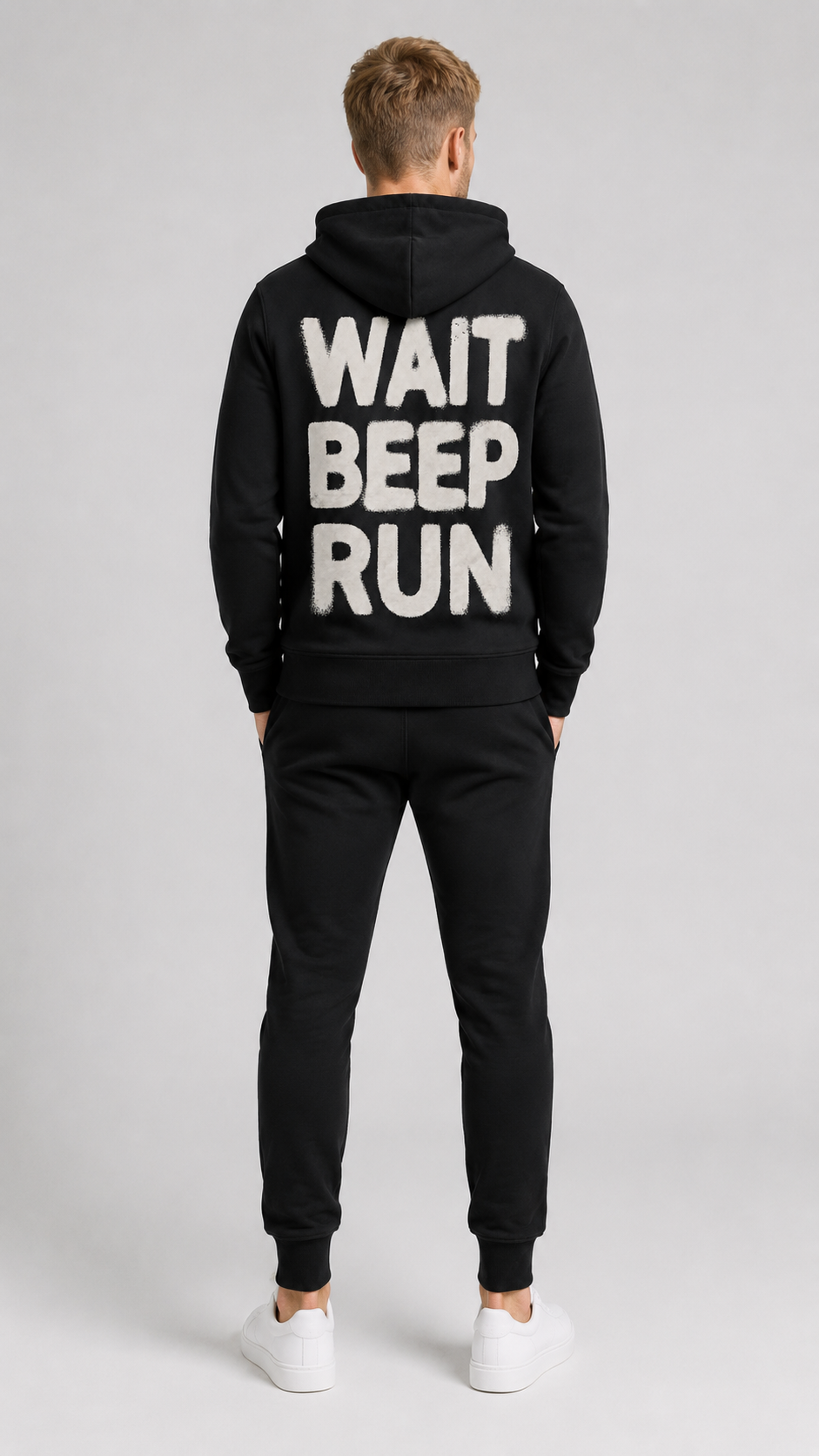 carpstylez WAIT BEEP RUN Hoodie – Studio Mock Fullbody, Karpfen-Streetwear