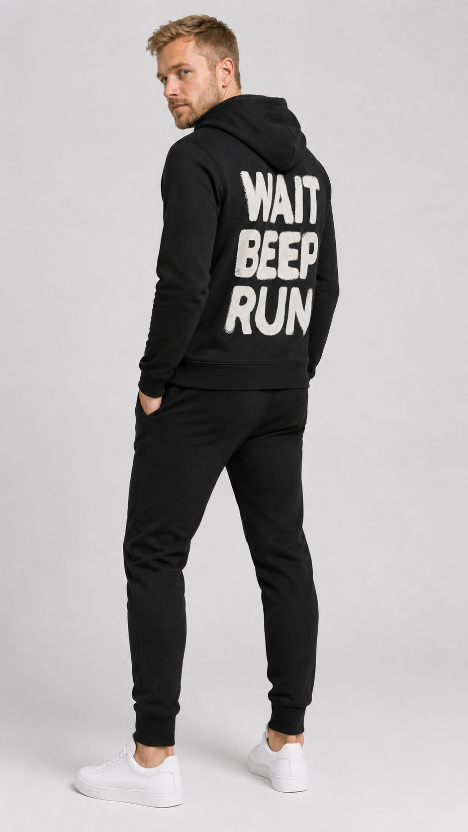 carpstylez WAIT BEEP RUN Hoodie – Studio Mock Fullbody, Karpfen-Streetwear
