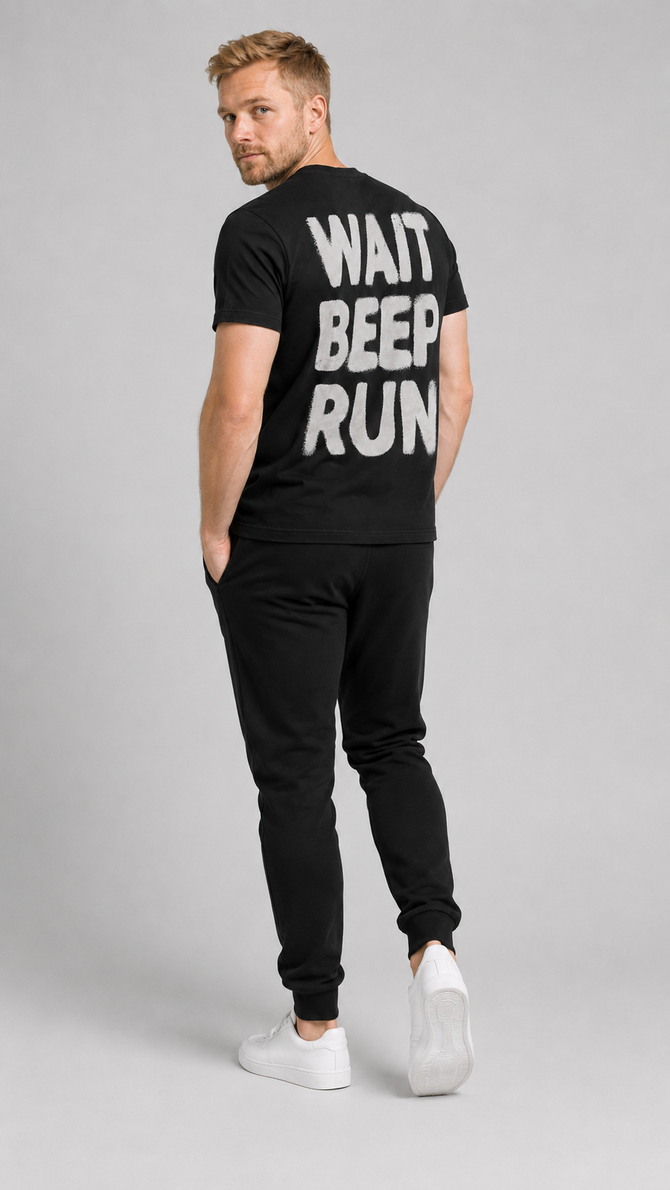carpstylez WAIT BEEP RUN Shirt – Studio Mock Fullbody, Karpfen-Streetwear