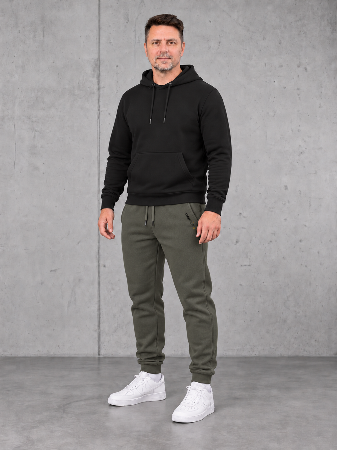 ESSENTIALS Jogger Organic Khaki mit Taschenlogo, NS401 Black unbedruckt – full-front #farbe_organic khaki
