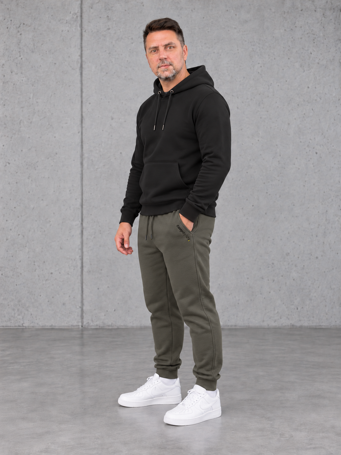 ESSENTIALS Jogger Organic Khaki mit Taschenlogo, NS401 Black unbedruckt – full-left #farbe_organic khaki