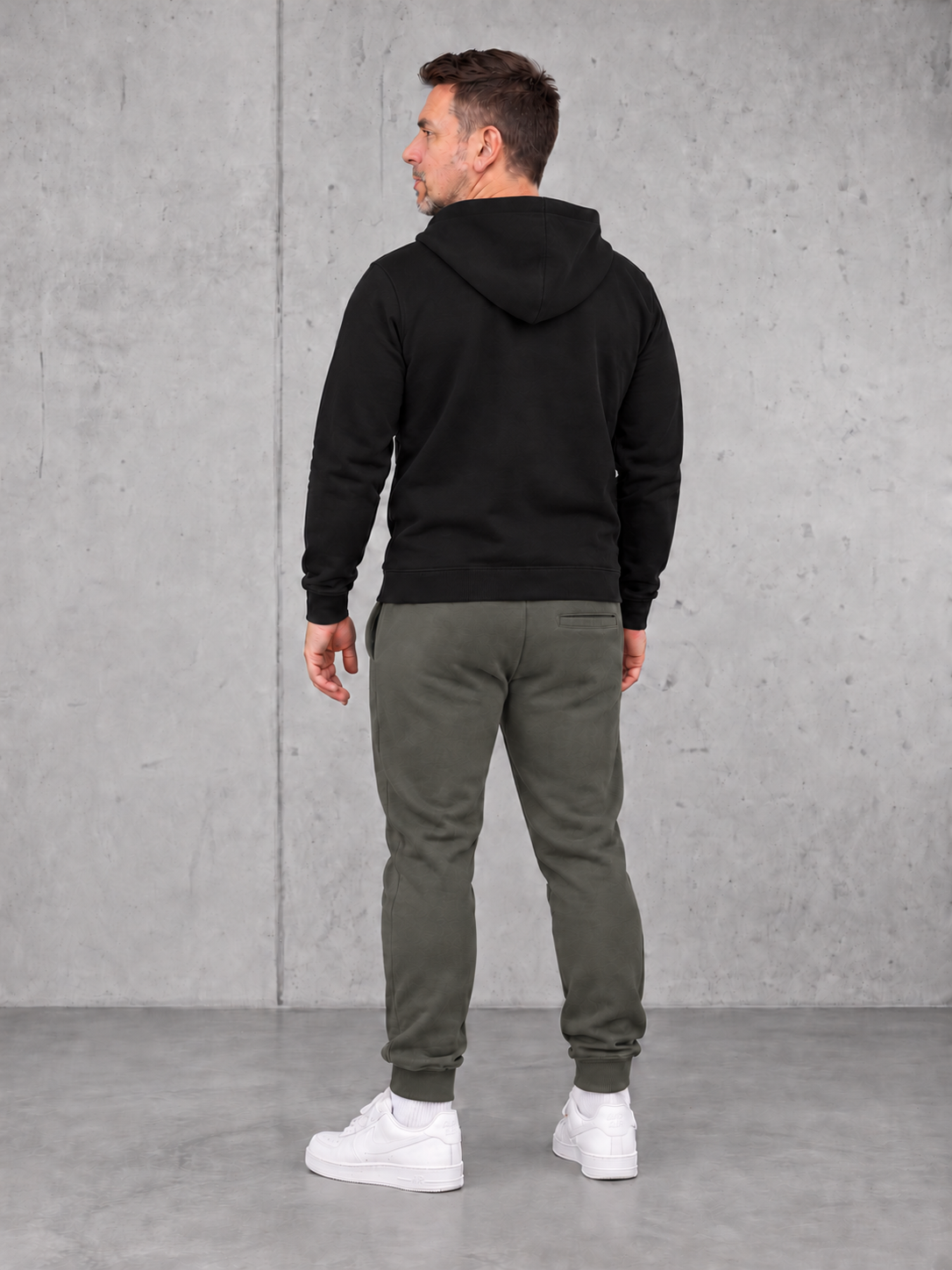 ESSENTIALS Jogger Organic Khaki mit Taschenlogo, NS401 Black unbedruckt – full-rear #farbe_organic khaki