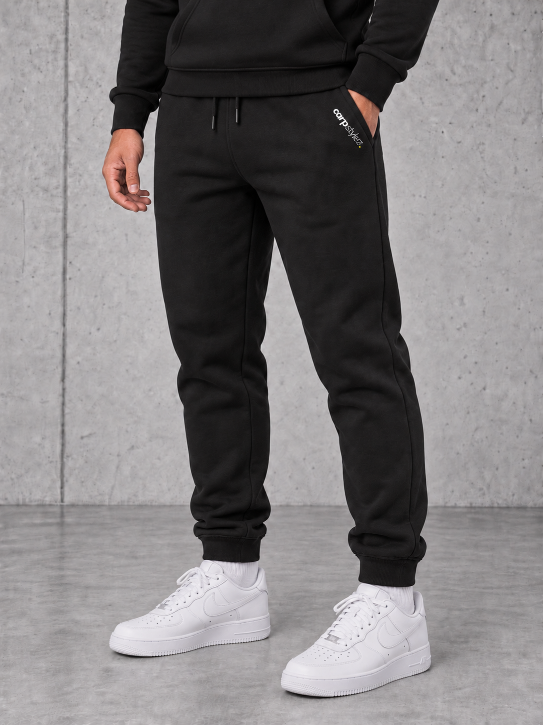 ESSENTIALS Jogger mit Taschenlogo und NS401 Black unbedruckt – front-black #farbe_black
