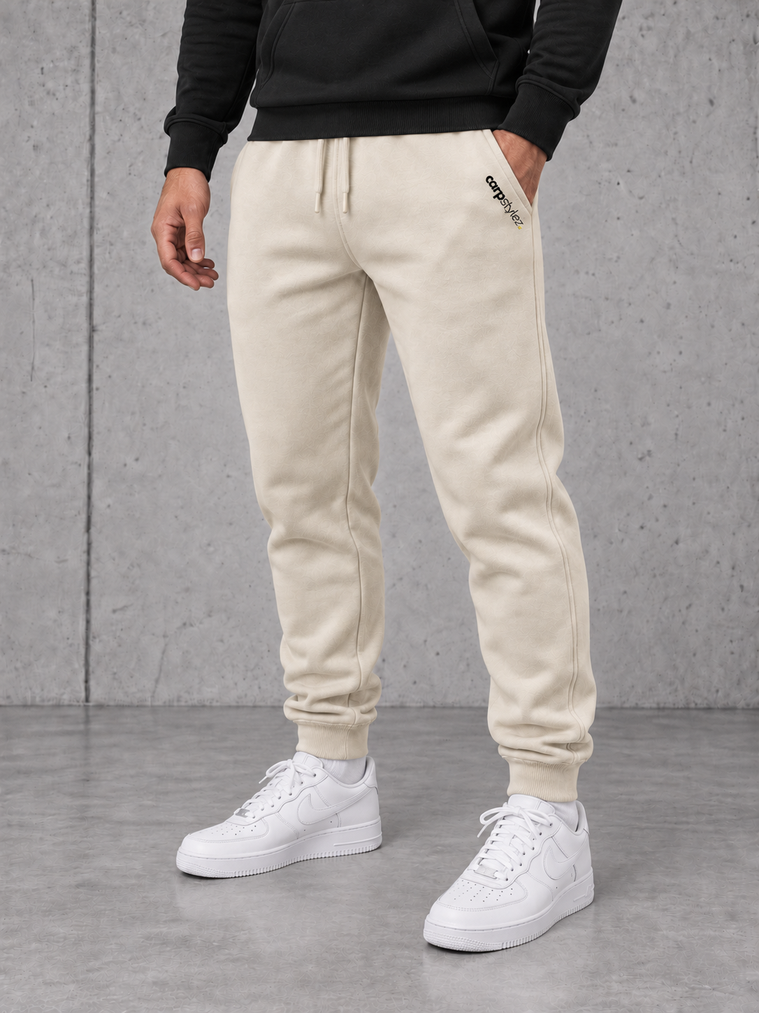 ESSENTIALS Jogger mit Taschenlogo und NS401 Black unbedruckt – front-ivory #farbe_ivory