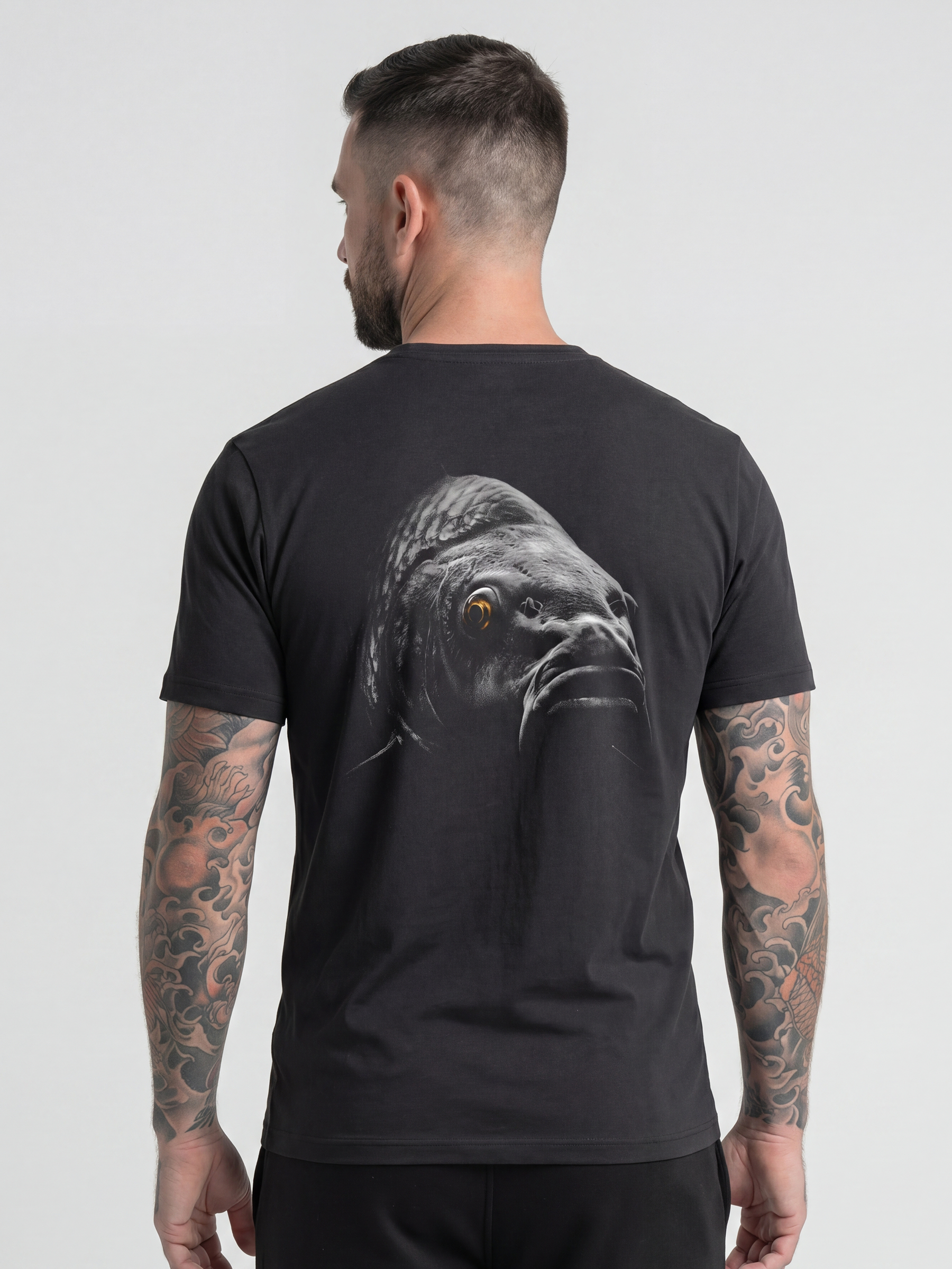 Schwarzes carpstylez Shirt „Blackwater Carp“ mit Karpfen-Rückenprint – Streetwear fürs Karpfenangeln