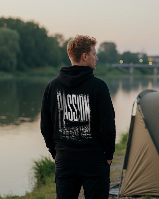 Karpfen Angeln mit PASSION Prime Hoodie - CAST carpstylez