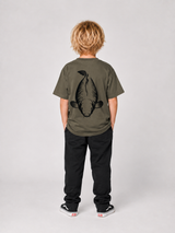KING CARP Kindershirt Khaki – getragen, Ganzkörper-Rückansicht