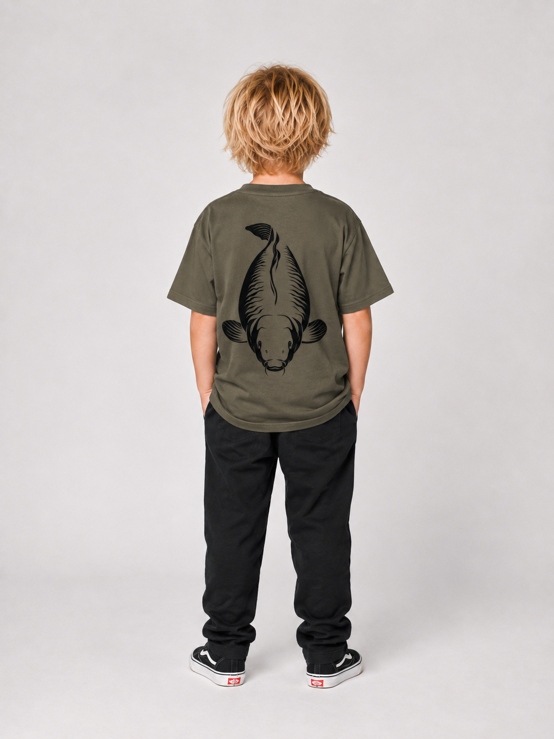 KING CARP Kindershirt Khaki – getragen, Ganzkörper-Rückansicht