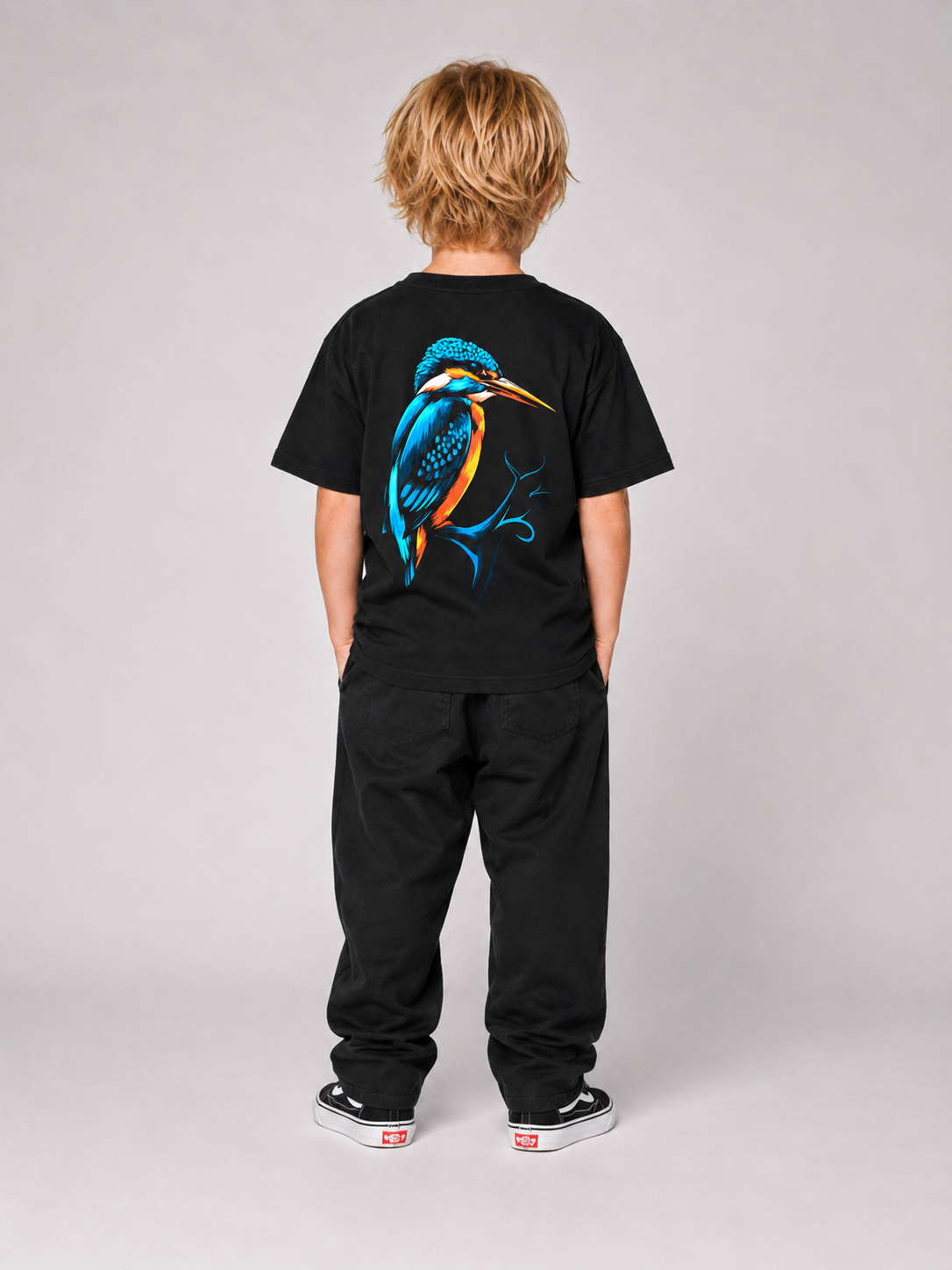 KINGFISHER VIBES Kindershirt mit Eisvogel-Print – getragen, Ganzkörper-Rückansicht