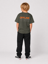 OFFLINE Kindershirt Khaki – getragen, Ganzkörper-Rückansicht