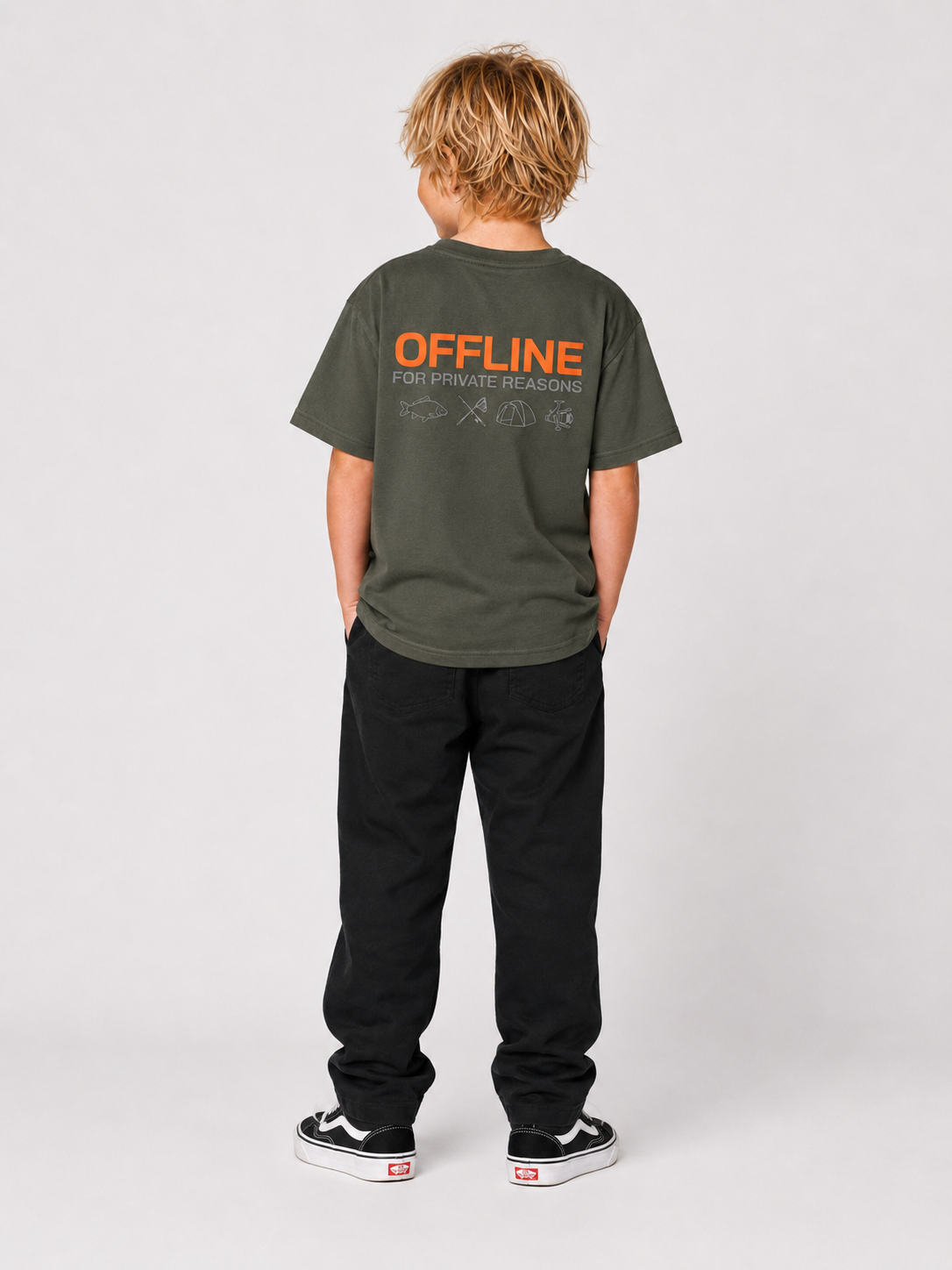 OFFLINE Kindershirt Khaki – getragen, Ganzkörper-Rückansicht