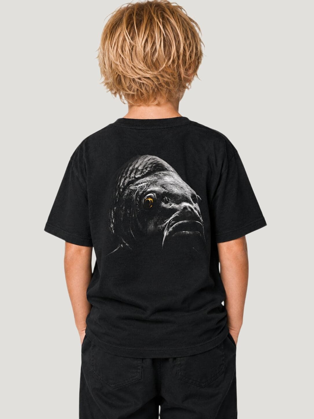 BLACKWATER CARP Kids Shirt in Schwarz mit Backprint – Rückenansicht #farbe_black