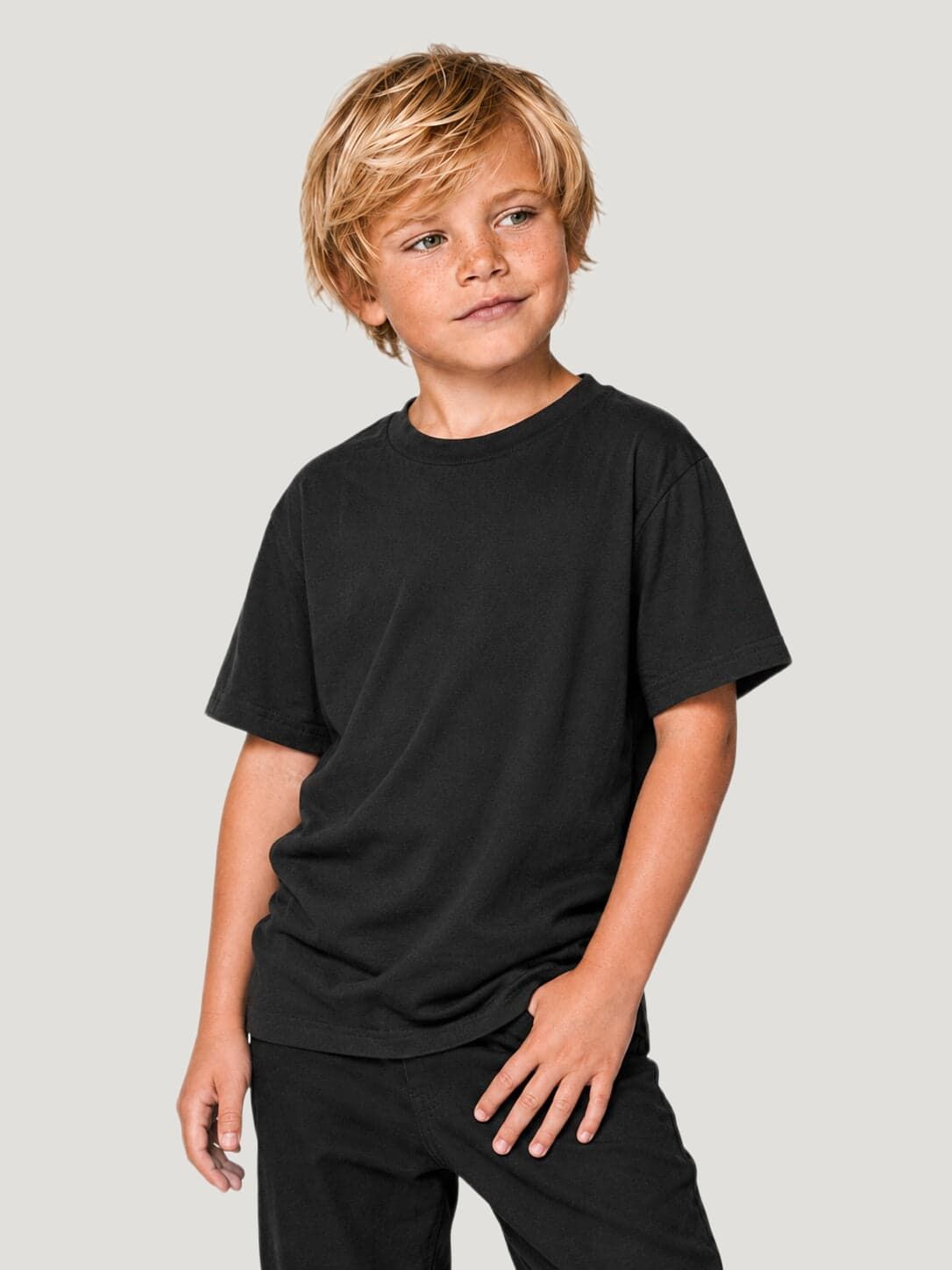 BLACKWATER CARP Kids Shirt Schwarz – cleane Vorderansicht, Karpfenangler-Streetwear #farbe_black