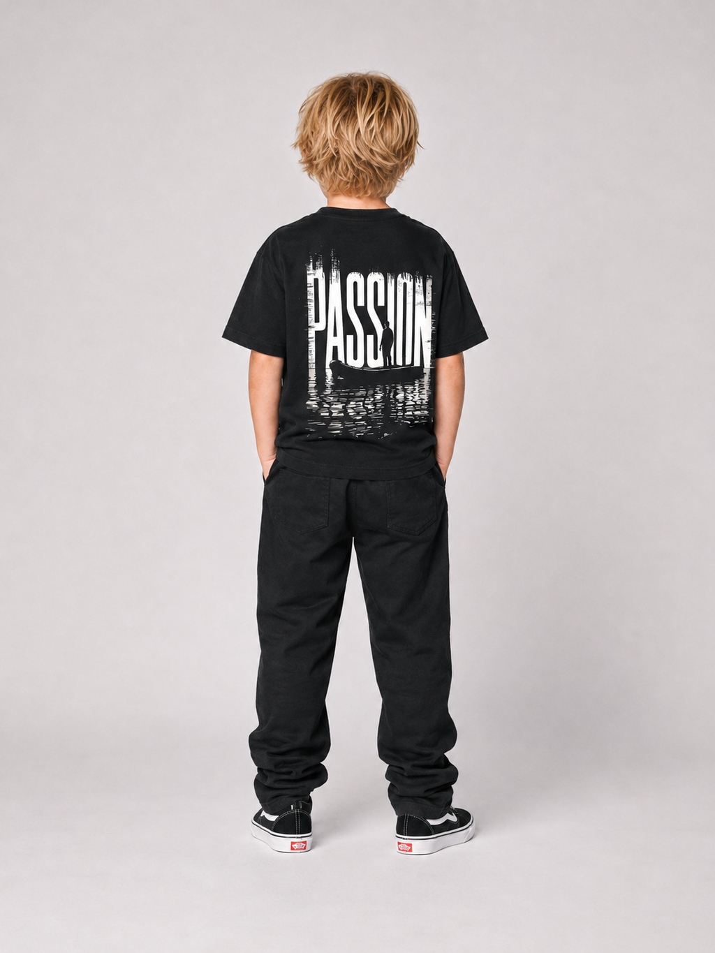 PASSION Kindershirt Schwarz – getragen, Ganzkörper-Rückansicht
