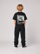 PASSION Kindershirt Schwarz – getragen, Ganzkörper-Rückansicht