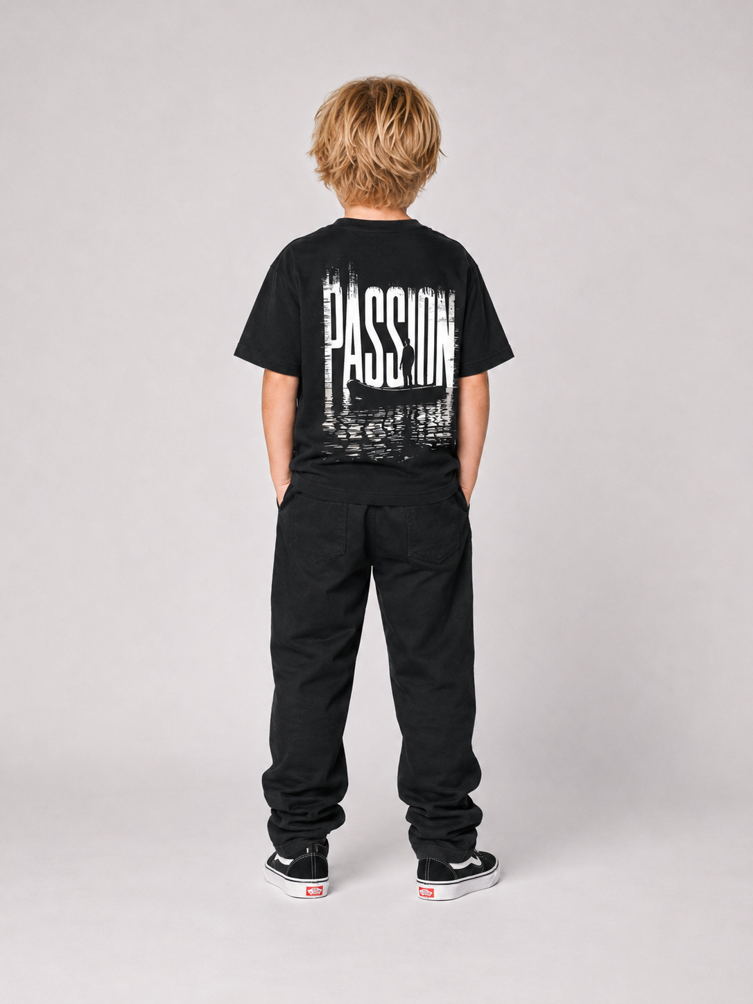 PASSION Kindershirt Schwarz – getragen, Ganzkörper-Rückansicht