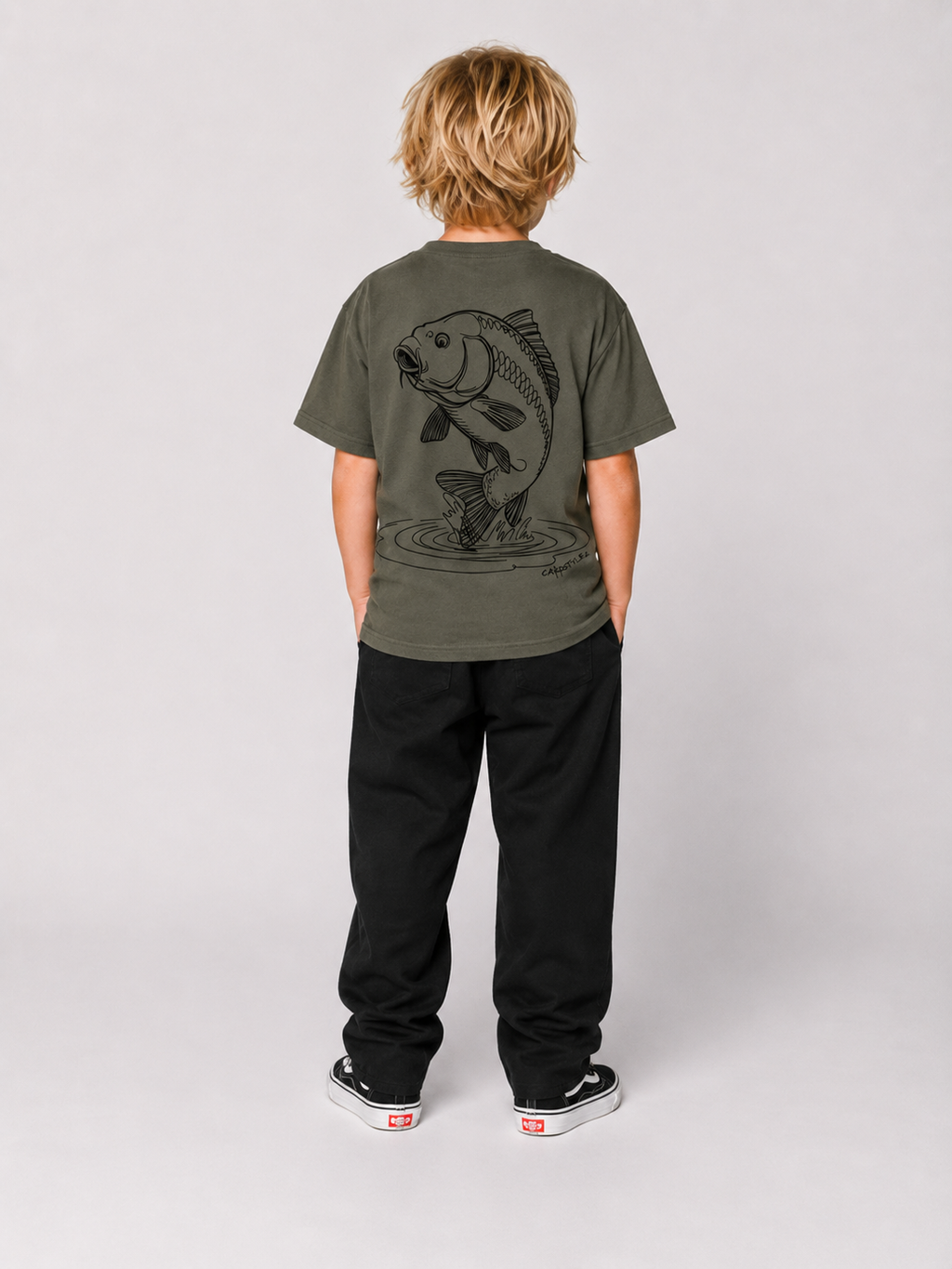THE RISE Kindershirt Khaki – getragen, Ganzkörper-Rückansicht